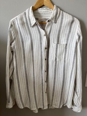 Universal Thread Women's Striped Long Sleeve Collared Button Down Shirt